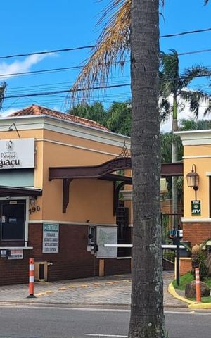 Casa de condomínio à venda com 360m², 3 quartos e 6 vagas Casa de condomínio à venda com 360m², 3 quartos e 6 vagasFachada e Portaria do Condomínio