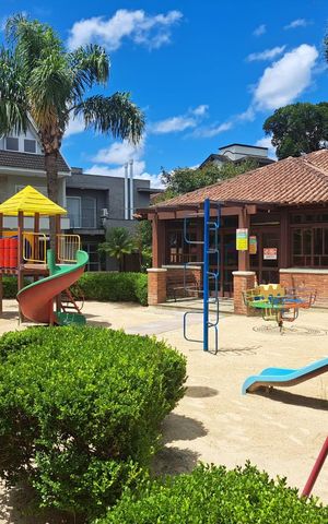 Casa de condomínio à venda com 360m², 3 quartos e 6 vagas Casa de condomínio à venda com 360m², 3 quartos e 6 vagasÁrea Comum - Playground