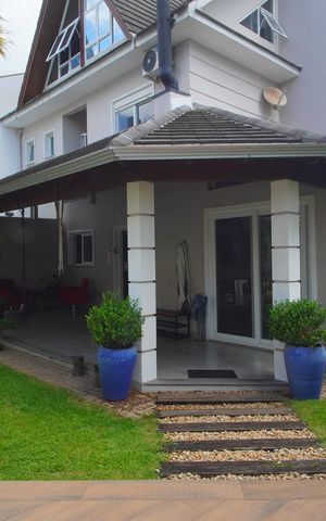 Casa de condomínio à venda com 360m², 3 quartos e 6 vagasFachada Fundos e Lateral