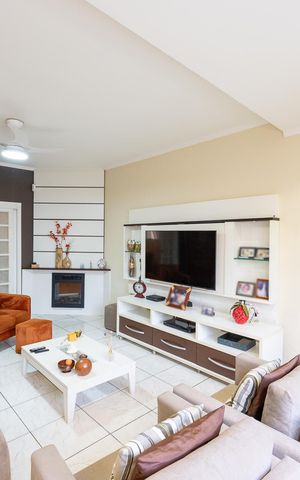 Casa à venda com 245m², 4 quartos e 4 vagas Casa à venda com 245m², 4 quartos e 4 vagasSala