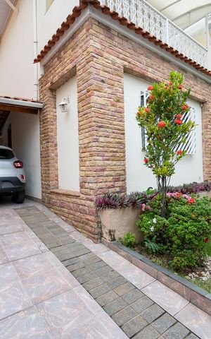 Casa à venda com 245m², 4 quartos e 4 vagas Casa à venda com 245m², 4 quartos e 4 vagasGaragem