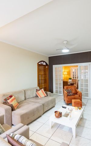 Casa à venda com 245m², 4 quartos e 4 vagas Casa à venda com 245m², 4 quartos e 4 vagasSala