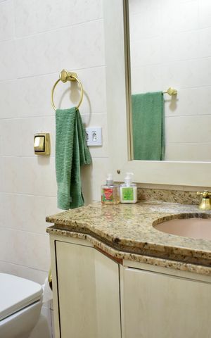 Apartamento à venda com 140m², 4 quartos e 2 vagas Apartamento à venda com 140m², 4 quartos e 2 vagasBanheiro da Suíte