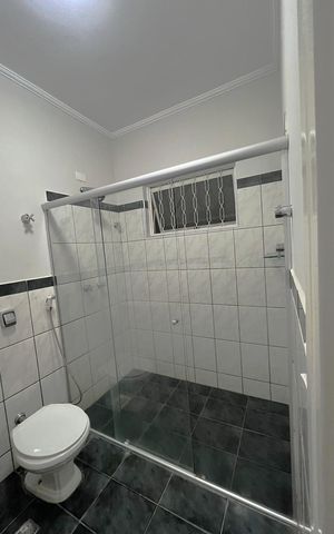 Casa à venda com 268m², 5 quartos e 4 vagas Casa à venda com 268m², 5 quartos e 4 vagasBanheiro Suíte