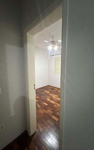 Casa à venda com 268m², 5 quartos e 4 vagas Casa à venda com 268m², 5 quartos e 4 vagasQuarto 4 - Suíte