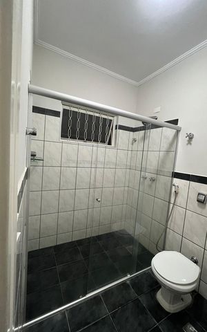 Casa à venda com 268m², 5 quartos e 4 vagas Casa à venda com 268m², 5 quartos e 4 vagasBanheiro Suíte