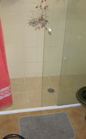 Casa à venda com 240m², 4 quartos e 4 vagasBanheiro da suíte 2