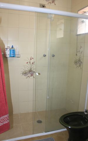 Casa à venda com 240m², 4 quartos e 4 vagasBanheiro da suíte 2
