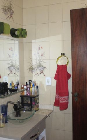 Casa à venda com 240m², 4 quartos e 4 vagasBanheiro da suíte 2