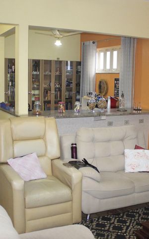 Casa à venda com 240m², 4 quartos e 4 vagasSala