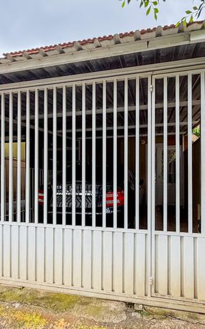 Casa à venda com 180m², 6 quartos e 2 vagas Casa à venda com 180m², 6 quartos e 2 vagasFachada + Plaquinha