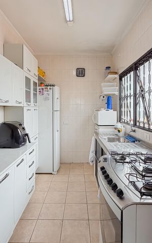 Casa à venda com 180m², 6 quartos e 2 vagas Casa à venda com 180m², 6 quartos e 2 vagasCozinha