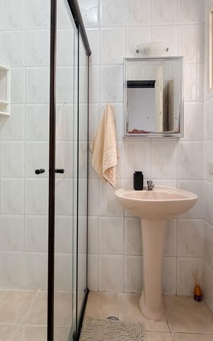 Casa à venda com 180m², 6 quartos e 2 vagas Casa à venda com 180m², 6 quartos e 2 vagasBanheiro Social