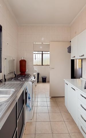 Casa à venda com 180m², 6 quartos e 2 vagas Casa à venda com 180m², 6 quartos e 2 vagasCozinha