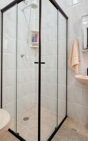 Casa à venda com 180m², 6 quartos e 2 vagas Casa à venda com 180m², 6 quartos e 2 vagasBanheiro Social