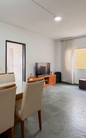 Casa à venda com 180m², 6 quartos e 2 vagas Casa à venda com 180m², 6 quartos e 2 vagasSala
