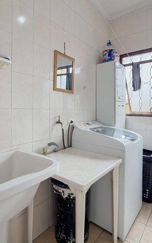 Casa à venda com 180m², 6 quartos e 2 vagas Casa à venda com 180m², 6 quartos e 2 vagasÁrea de Serviço