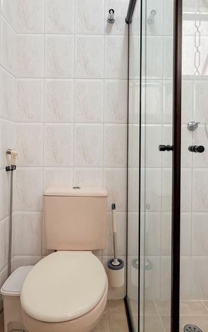 Casa à venda com 180m², 6 quartos e 2 vagas Casa à venda com 180m², 6 quartos e 2 vagasBanheiro Social