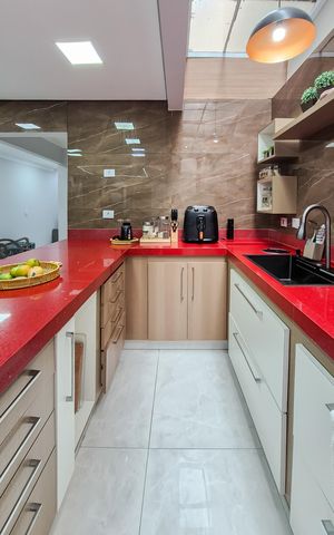 Casa à venda com 129m², 3 quartos e 2 vagas Casa à venda com 129m², 3 quartos e 2 vagasCozinha - Armários