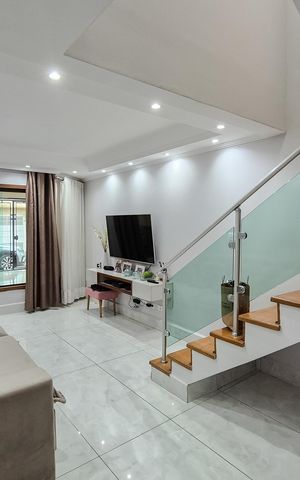 Casa à venda com 129m², 3 quartos e 2 vagas Casa à venda com 129m², 3 quartos e 2 vagasSala