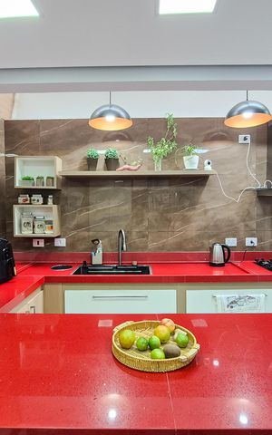 Casa à venda com 129m², 3 quartos e 2 vagas Casa à venda com 129m², 3 quartos e 2 vagasCozinha - Armários