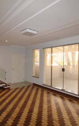 Casa à venda com 242m², 4 quartos e 3 vagasSala