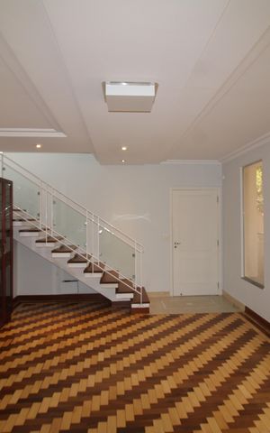 Casa à venda com 242m², 4 quartos e 3 vagasSala