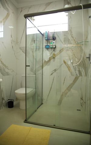 Casa à venda com 407m², 2 quartos e 2 vagasBanheiro 