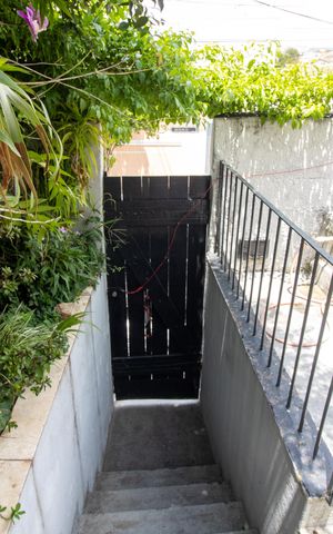 Casa à venda com 200m², 3 quartos e 1 vaga Casa à venda com 200m², 3 quartos e 1 vagaescada de acesso
