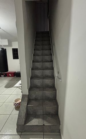 Casa à venda com 135m², 4 quartos e 1 vaga Casa à venda com 135m², 4 quartos e 1 vagaEscada