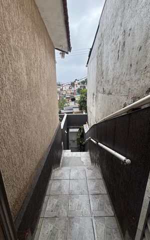 Casa à venda com 135m², 4 quartos e 1 vaga Casa à venda com 135m², 4 quartos e 1 vagaEscada