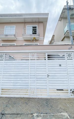 Casa à venda com 225m², 3 quartos e 3 vagas Casa à venda com 225m², 3 quartos e 3 vagasFachada