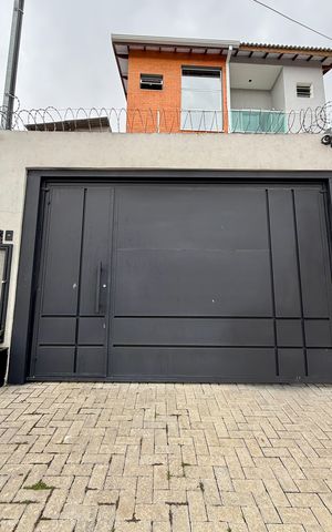 Casa à venda com 130m², 3 quartos e 2 vagas Casa à venda com 130m², 3 quartos e 2 vagasFachada