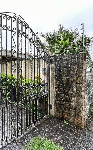 Casa à venda com 293m², 3 quartos e 5 vagasFachada + plaquinha
