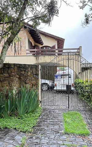 Casa à venda com 293m², 3 quartos e 5 vagasFachada + plaquinha