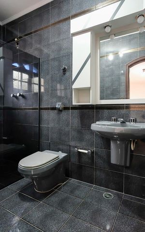 Casa à venda com 293m², 3 quartos e 5 vagasBanheiro da suíte 1
