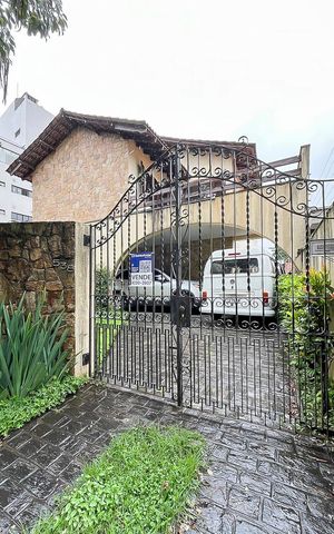 Casa à venda com 293m², 3 quartos e 5 vagasFachada + plaquinha