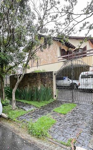 Casa à venda com 293m², 3 quartos e 5 vagasFachada + plaquinha