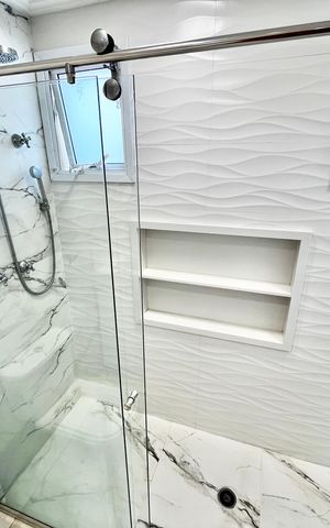 Apartamento à venda com 145m², 3 quartos e 4 vagas Apartamento à venda com 145m², 3 quartos e 4 vagasBanheiro da Suíte 1