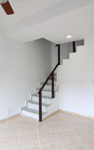 Casa de condomínio à venda com 57m², 2 quartos e 2 vagasSala