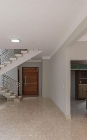 Casa de condomínio à venda com 277m², 4 quartos e 4 vagas Casa de condomínio à venda com 277m², 4 quartos e 4 vagasSala