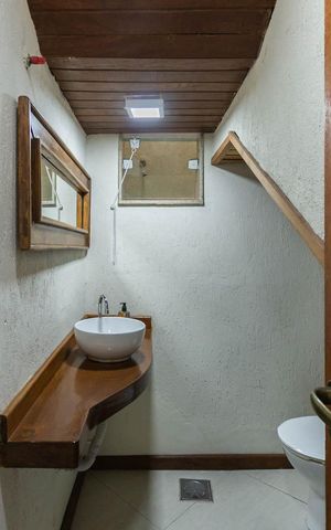 Casa à venda com 220m², 3 quartos e 2 vagasLavabo
