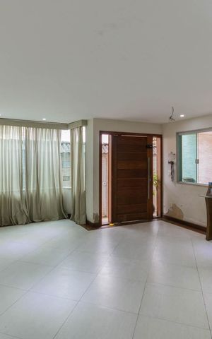 Casa à venda com 220m², 3 quartos e 2 vagasSala