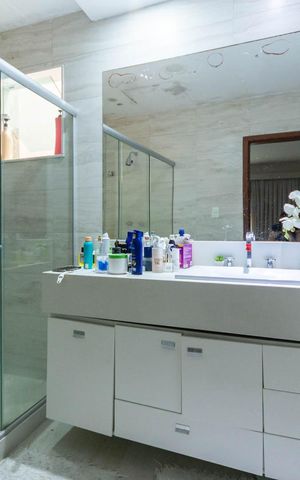 Casa à venda com 220m², 3 quartos e 2 vagasBanheiro Suíte 2