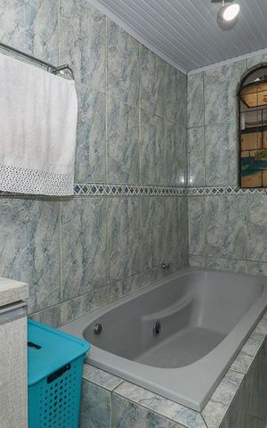 Casa à venda com 300m², 3 quartos e 2 vagasBanheiro