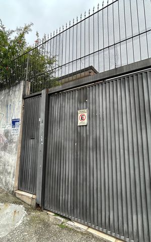 Casa à venda com 170m², 3 quartos e 2 vagas Casa à venda com 170m², 3 quartos e 2 vagasFachada