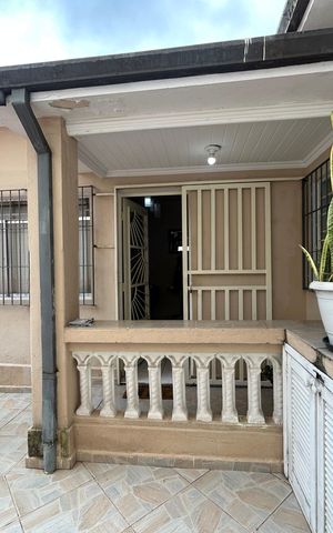 Casa à venda com 170m², 3 quartos e 2 vagas Casa à venda com 170m², 3 quartos e 2 vagasQuintal