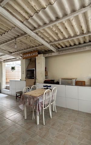 Casa à venda com 170m², 3 quartos e 2 vagas Casa à venda com 170m², 3 quartos e 2 vagasChurrasqueira