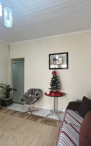 Casa à venda com 170m², 3 quartos e 2 vagas Casa à venda com 170m², 3 quartos e 2 vagasSala