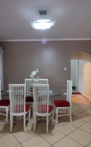 Casa à venda com 188m², 4 quartos e 2 vagasSala 